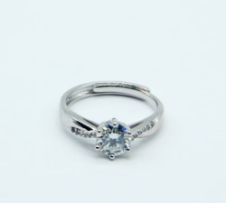 中国黄金会卖莫桑钻吗？