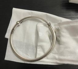 为什么我带的银手镯上面有小孔呢?