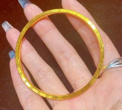 万纯金手镯上有彩色正常吗？